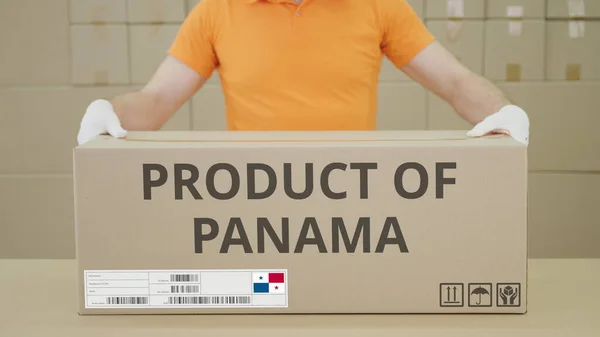 Trabalhador do armazém e caixa grande com o produto do PANAMA texto impresso — Fotografia de Stock