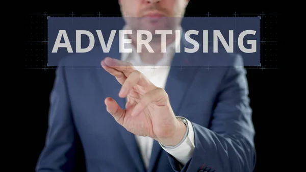 Geschäftsmann scrollt zur ADVERTISING-Option auf dem modernen Display — Stockfoto