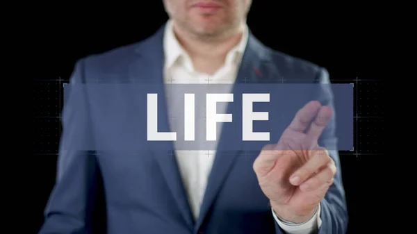 İş adamı modern dokunmatik ekranda LIFE seçeneğini seçti — Stok fotoğraf
