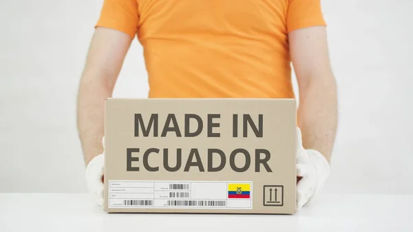 Casilla con texto MADE IN ECUADOR sobre la mesa —  Fotos de Stock