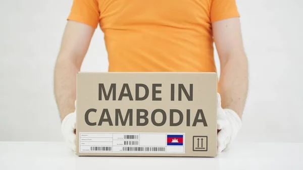 カンボジアで作られたカートンテキストがテーブルの上に置かれています — ストック写真