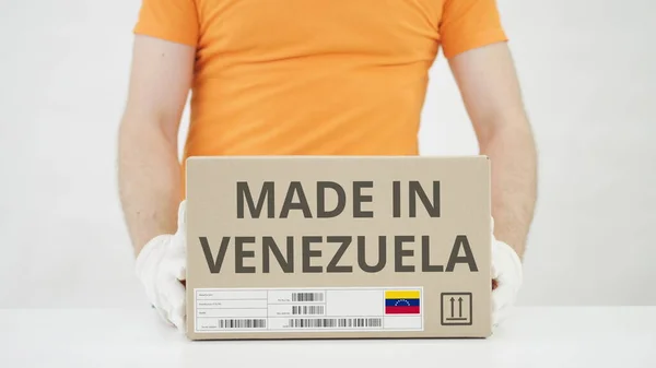带MADE IN VENEZUELA文字和仓库工人的包裹 — 图库照片