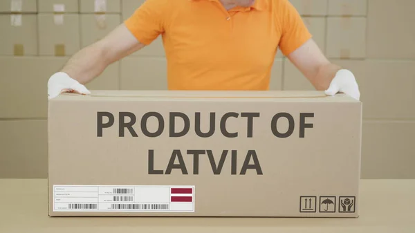 侧边印有LATVIA印刷文本的大盒子 — 图库照片