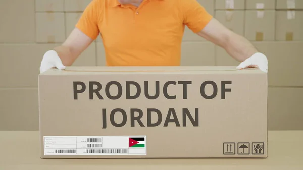 PRODUCTO DE JORDANIA texto impreso en el lado de una gran caja de cartón en un almacén —  Fotos de Stock