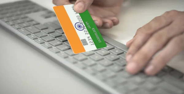 ผู้ชายจ่ายออนไลน์ด้วยบัตรเครดิตที่มีธงพิมพ์ของอินเดีย ตัวเลขในนิยาย — ภาพถ่ายสต็อก