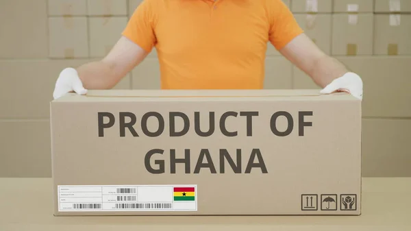 PRODUKTINFORMATION AV GHANA tryckt text på sidan av en stor pappkartong i ett lager — Stockfoto