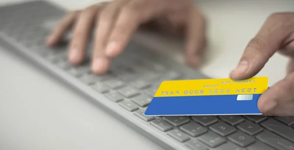 Людина платить онлайн кредитною карткою з друкованим прапором України. Фіктивні номери — стокове фото