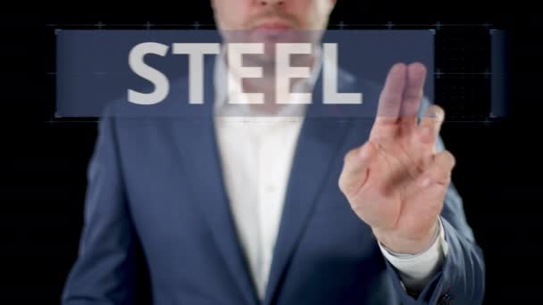 コンピュータ画面上のビジネスマンによって選択された鉄鋼、石炭、石油商品のオプション — ストック動画