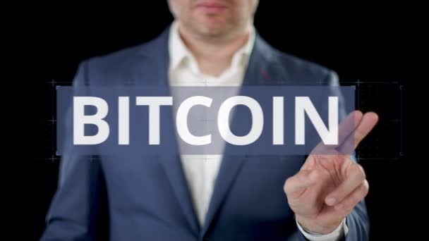 BITCOIN, RIPPLE och ETHEREUM alternativ som valts av en affärsman på datorskärmen — Stockvideo