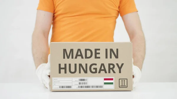 На столі лежить скринька з текстом MADE IN HUNGARY. — стокове фото