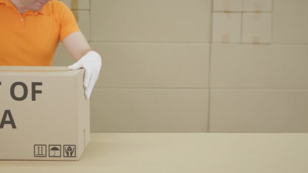 Velká krabička s nápisem ESTONIA vytištěným na boku — Stock video