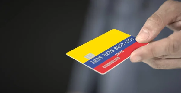 Ο άνθρωπος δίνει πλαστική τραπεζική κάρτα με τυπωμένη σημαία της Κολομβίας. Φανταστικοί αριθμοί — Φωτογραφία Αρχείου