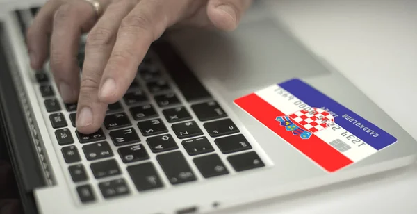 Ο άνθρωπος πληρώνει online με πλαστική τραπεζική κάρτα με τυπωμένη σημαία της Κροατίας. Φανταστικοί αριθμοί — Φωτογραφία Αρχείου