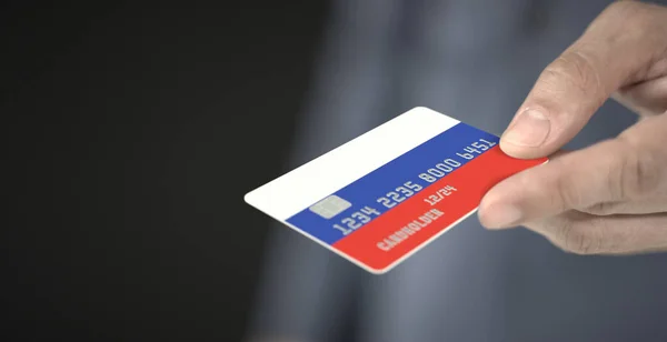 사람들은 인쇄 된 러시아 국기가 달린 플라스틱 은행 카드를 준다. 가짜 번호 — 스톡 사진
