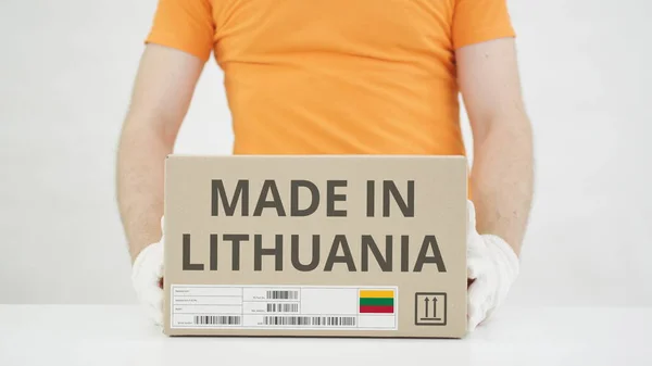Caja con HECHO EN LITUANIA texto que se coloca sobre la mesa —  Fotos de Stock