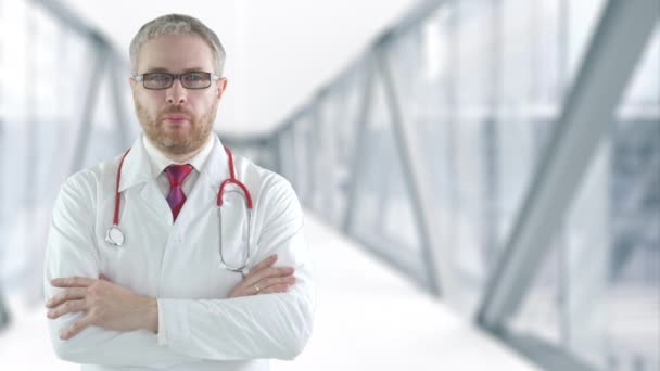 Znepokojený lékař v moderní nemocniční skleněné chodbě — Stock video
