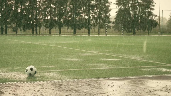 Kunstrasen-Fußballplatz. Spiel bei starkem Regen abgebrochen — Stockfoto