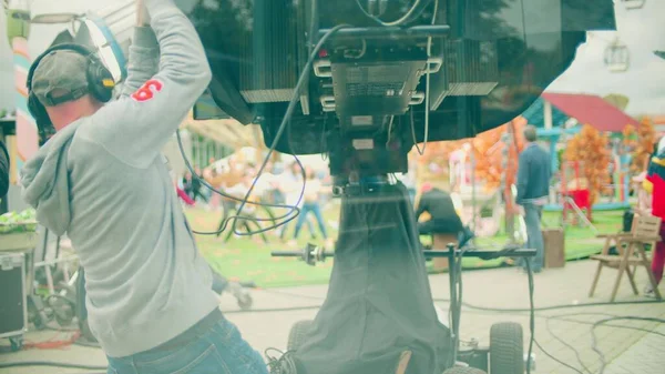 Unknown cameraman operates heavy camera crane on a film set — Stock Photo, Image