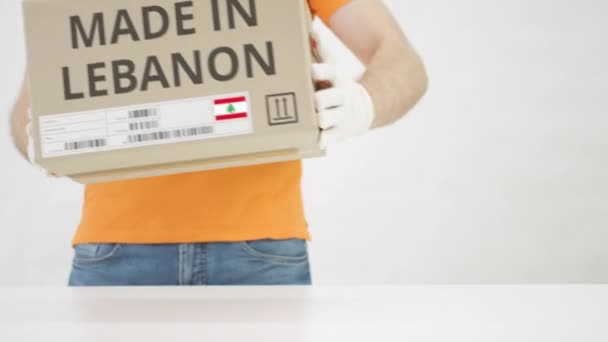 Box s textem MADE IN LEBANON, který je umístěn na stole — Stock video