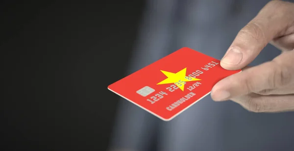 Άγνωστος άνθρωπος δίνει πλαστική τραπεζική κάρτα με τυπωμένη σημαία του Βιετνάμ. Φανταστικοί αριθμοί — Φωτογραφία Αρχείου