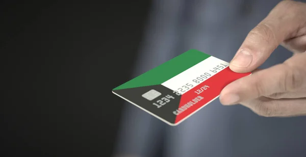 El hombre da tarjeta de crédito con la bandera impresa de Kuwait. Números de ficción — Foto de Stock