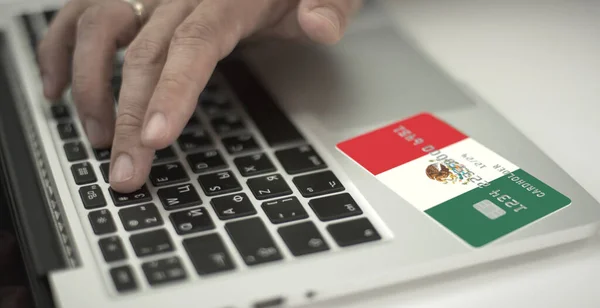 Homem desconhecido paga online com cartão bancário de plástico com bandeira impressa do México. Números fictícios — Fotografia de Stock