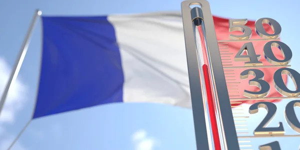 Θερμόμετρο δείχνει υψηλή θερμοκρασία του αέρα κατά θολή σημαία της Γαλλίας. Πρόγνωση θερμού καιρού σχετική 3D απόδοση — Φωτογραφία Αρχείου