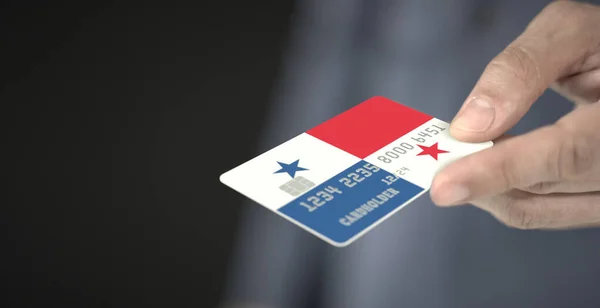 Ο άνθρωπος δίνει πλαστική τραπεζική κάρτα με τυπωμένη σημαία του Παναμά. Φανταστικοί αριθμοί — Φωτογραφία Αρχείου