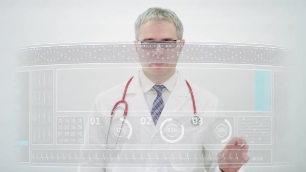 Het tabblad EERSTE HULP wordt door een arts op een moderne display gescrolld — Stockvideo