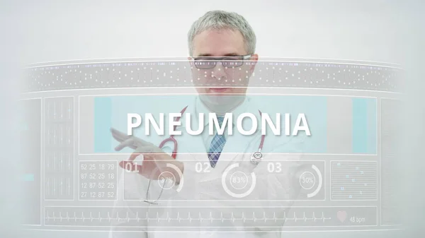 PNEUMONIA καρτέλα και ένας γιατρός μπροστά από μια σύγχρονη ιατρική οθόνη — Φωτογραφία Αρχείου