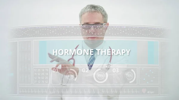 Doktor, modern dokunmatik ekran üzerindeki HORMone Terapy sekmesine kaydırıyor — Stok fotoğraf