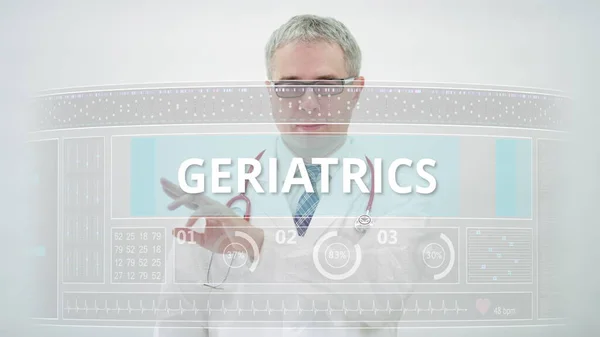 최신 터치 스크린 화면 표시 장치에 있는 GERIATRICS 탭으로 가는 의사의 두루마리 — 스톡 사진