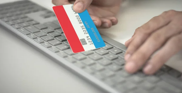 Hombre paga en línea con tarjeta bancaria de plástico con la bandera impresa de Luxemburgo. Números de ficción — Foto de Stock