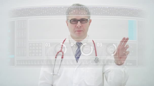 Вкладка ОБЯЗАТЕЛЬНОСТЬ и врач перед современным медицинским дисплеем — стоковое видео