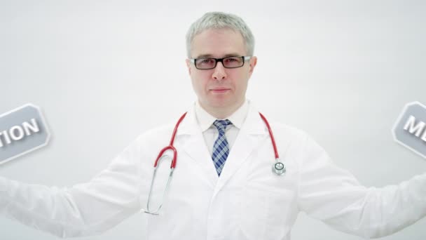 Dokter houdt PRESCRIPTIE MEDICATIE woorden in zijn handen — Stockvideo
