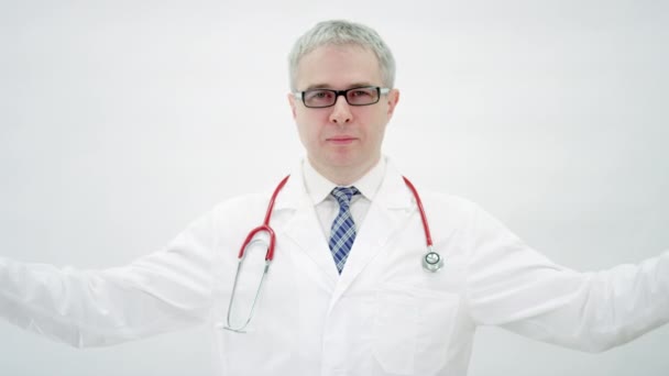 Homme médecin tient PORTABLE DIAGNOSTIQUE texte dans ses mains — Video