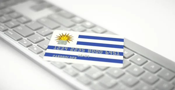 Πιστωτική κάρτα που απεικονίζει τη σημαία της Ουρουγουάης στο πληκτρολόγιο του υπολογιστή. Φανταστικοί αριθμοί — Φωτογραφία Αρχείου
