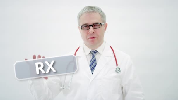 Dokter houdt RX DRUG tekst in zijn handen — Stockvideo