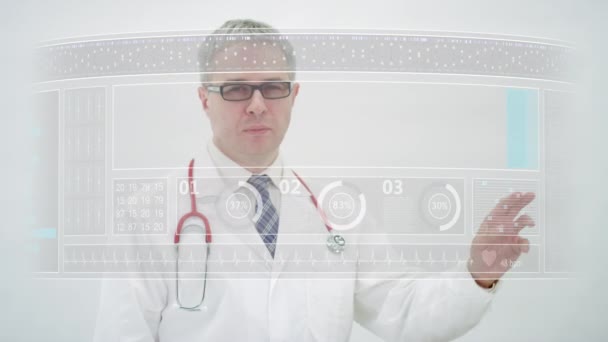Lekarz przewija do zakładki MEDTECH na nowoczesnym wyświetlaczu medycznym — Wideo stockowe