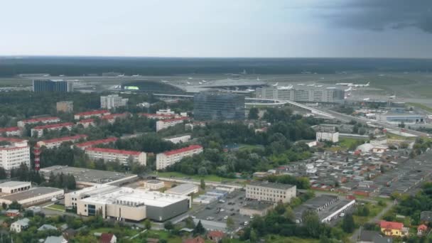 MOSCOW, Rusya - 30 Temmuz 2020. Vnukovo uluslararası havaalanı VKO terminali ve taksici uçaklarının hava görüntüsü — Stok video