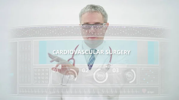 CARDIOVASCULAR SURGERY选项卡由一位医生在一个现代化的显示屏上滚动 — 图库照片