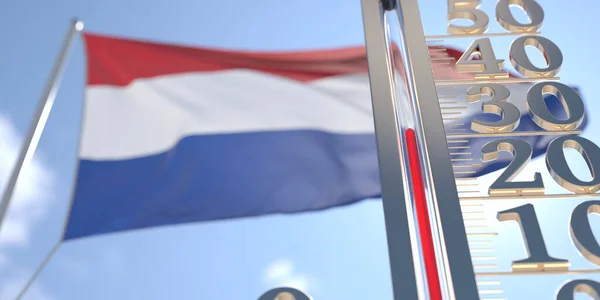 30 graus centígrados em um termômetro que mede a temperatura do ar perto da bandeira da Holanda. Previsão do tempo quente relacionado renderização 3D — Fotografia de Stock