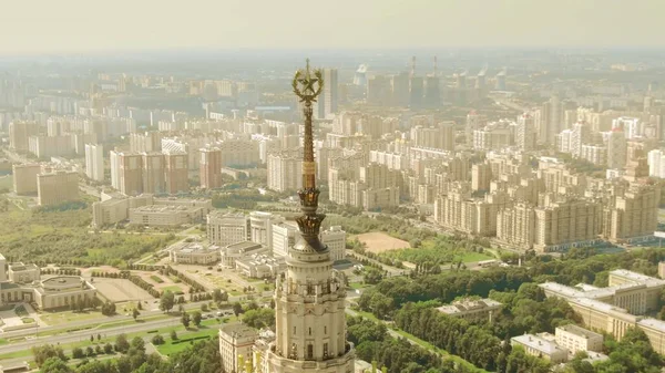 Luftaufnahme des Stadtbildes mit Turm und Stern des historischen Gebäudes der Staatlichen Universität Moskau, Russland — Stockfoto