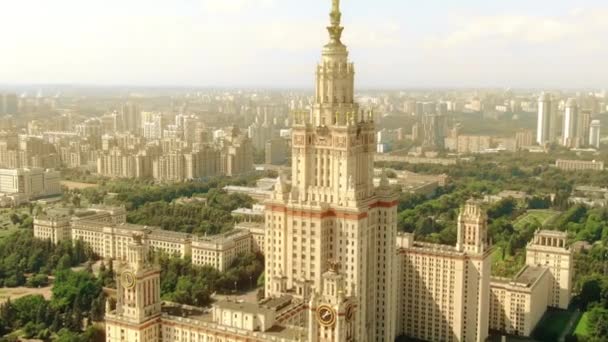 Luftaufnahme des berühmten Gebäudes der Staatlichen Universität Moskau mit Stadtbild von Moskau, Russland — Stockvideo