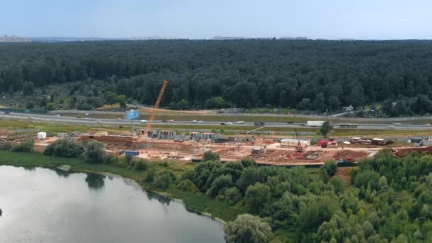 MOSCOW, Ryssland - 30 juli 2020. Flygfoto över en tunnelbyggarbetsplats nära Vnukovo flygplats — Stockvideo