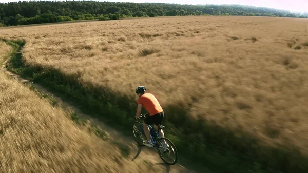 田径沿线一名运动员骑自行车的空中跟踪拍摄 — 图库照片