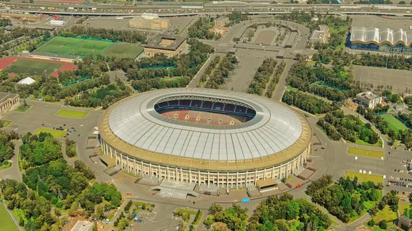 МОСКВА, РОССИЯ - 6 августа 2020 года. Вид с воздуха на Большую спортивную арену Олимпийского комплекса "Лужники" или стадиона "Лужники" — стоковое фото