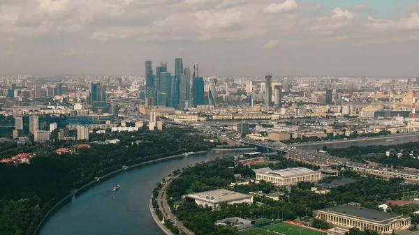 Luftaufnahme der Skyline von Moskau mit der Moskwa, Russland — Stockfoto