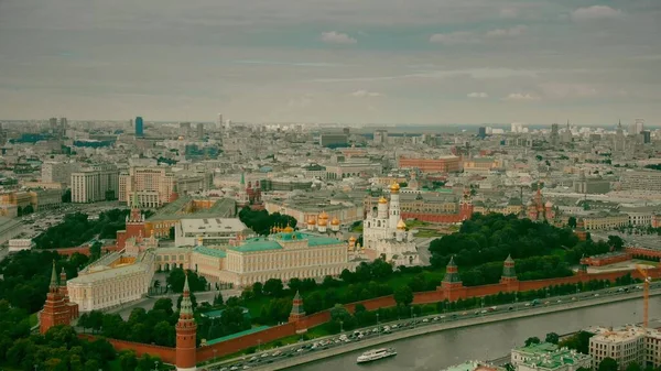 มุมมองทางอากาศของมอสโคว์เครมลิน สถานที่สําคัญของเมือง รัสเซีย — ภาพถ่ายสต็อก