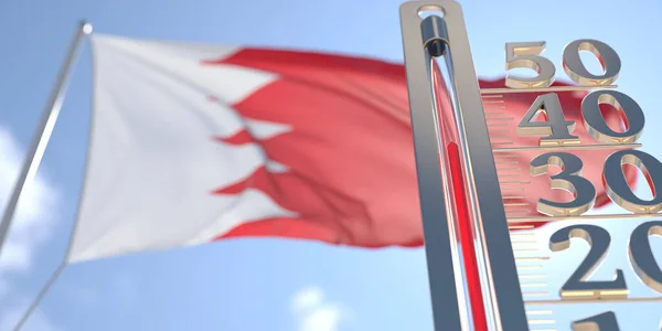 Thermomètre montre une température de l'air élevée contre le drapeau flou de Bahreïn. Prévisions météorologiques chaudes liées au rendu 3D — Photo
